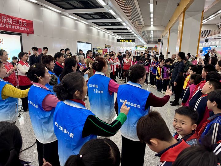 “音乐路演+志愿服务”——地铁站里的学雷锋文明实践活动