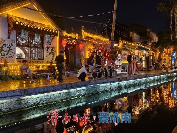曲水亭街夜景迷人，尽显泉韵烟火气