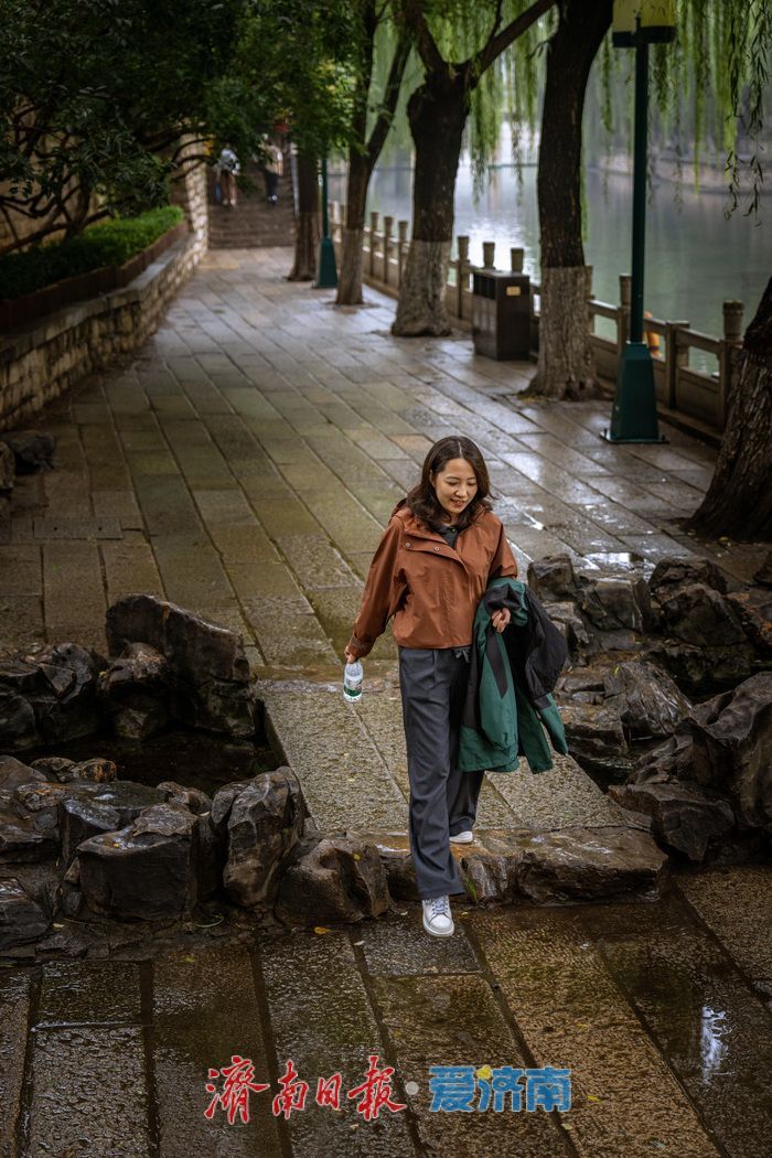 济南黑虎泉：雨中泉韵悠长，水位攀升至29.95米