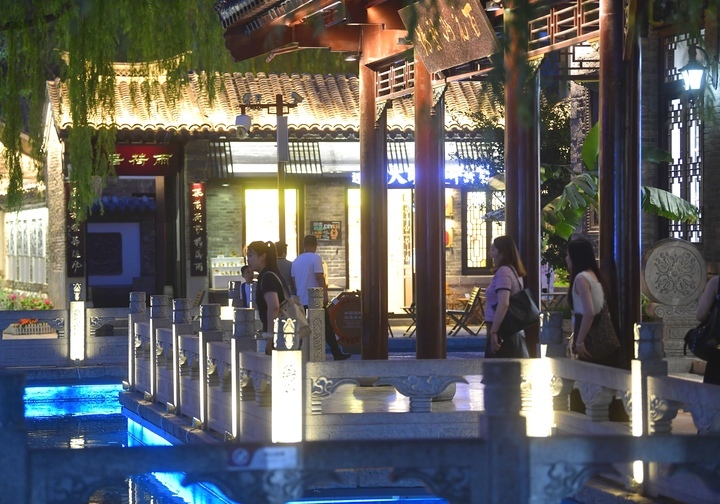 泉城夜浪漫 消夏烟火浓