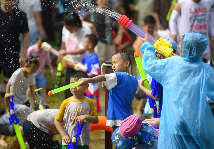 炎炎夏日无泉水不欢乐，泉城版“泼水节”精彩上演
