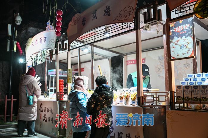 五龙潭新春市集人潮涌动 泉畔年味浓似酒