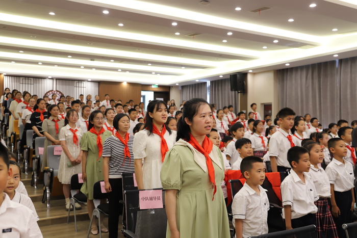 红领巾爱祖国，燕山小学举行新队员入队仪式