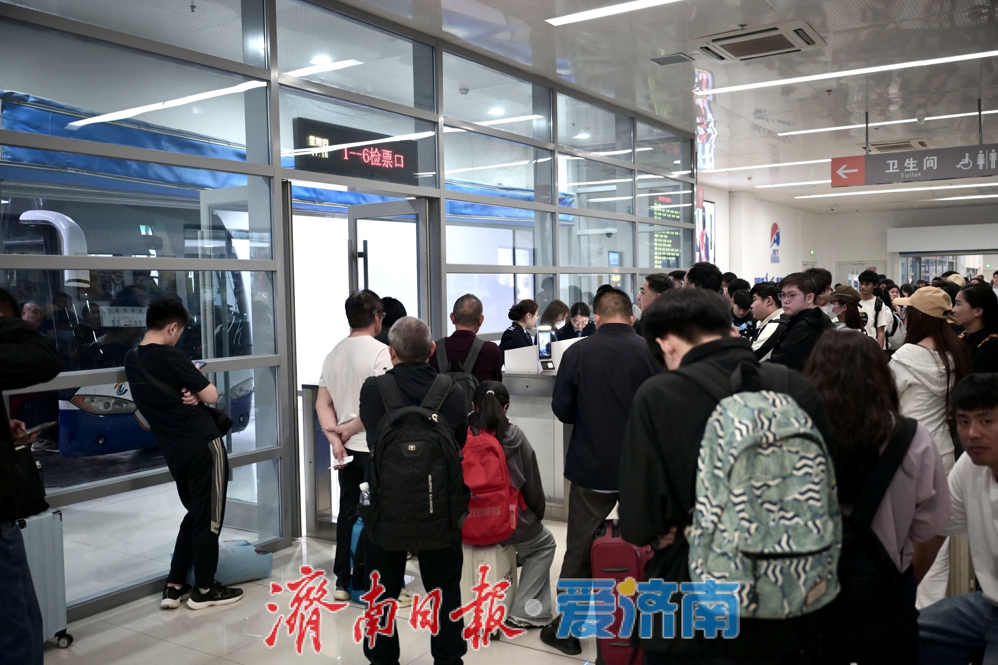 济南广场汽车站新址迎首个“五一”大客流考验 公铁无缝衔接枢纽效能初显