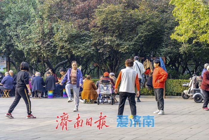 秋意正浓！百花公园披上“五彩霓裳”