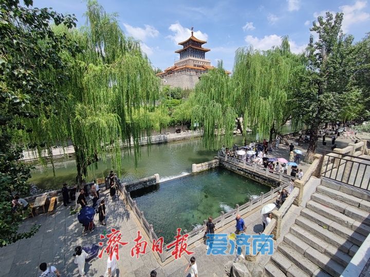 一年四季 泉在济南丨黑虎泉畔人潮涌 虎头喷玉引客来