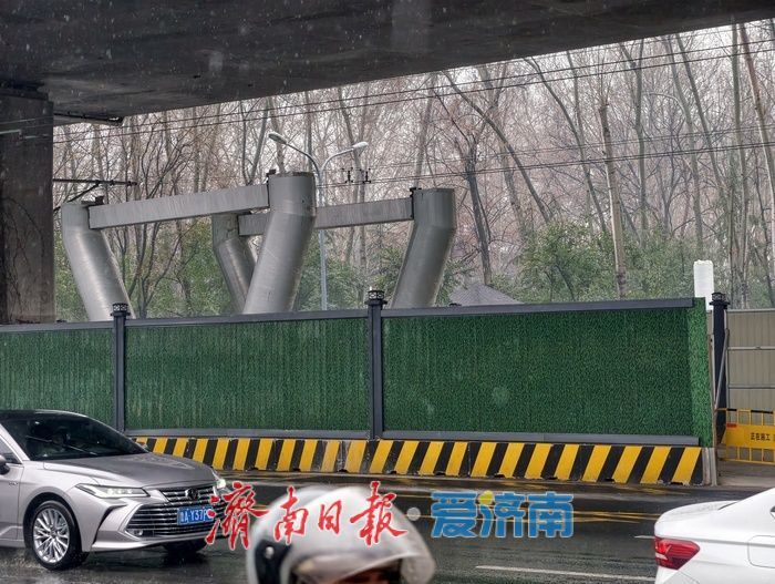 二环东路百花公园东门人行过街天桥主体桥墩成型