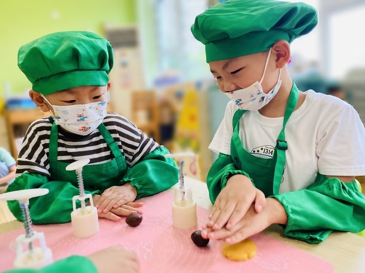 幼儿园过中秋节“花样多”