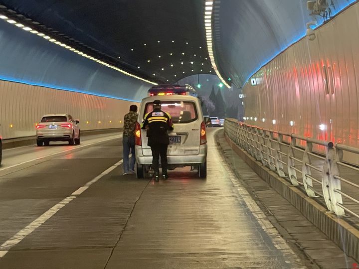 “隧道里停车危险，我来帮你推出去” 面包车隧道内抛锚，济南交警紧急救援