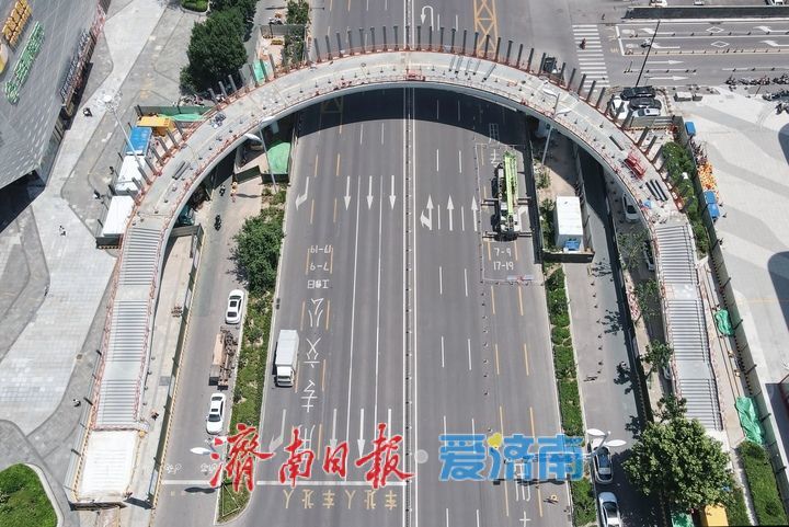 济南工业南路新建过街天桥人行梯道安装就位