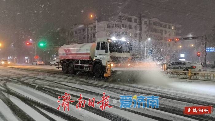 首场降雪如约而至 钢城区多方联动保路畅通