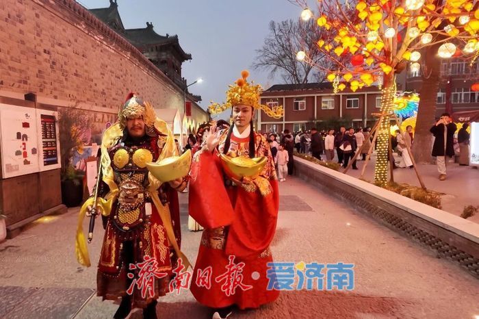 泉在济南过大年丨鱼灯映古街 迎财启新程——济南上新街“游龙·鱼灯”迎财夜巡亮灯仪式正式启幕