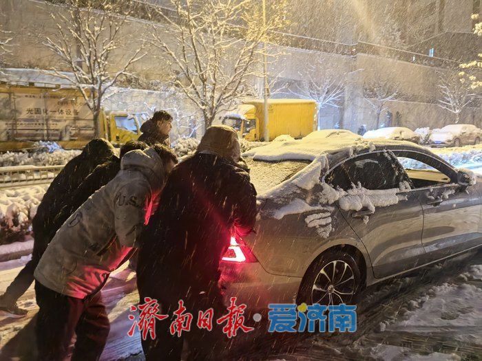 雪锁归途，济南公交人化身“破冰者”