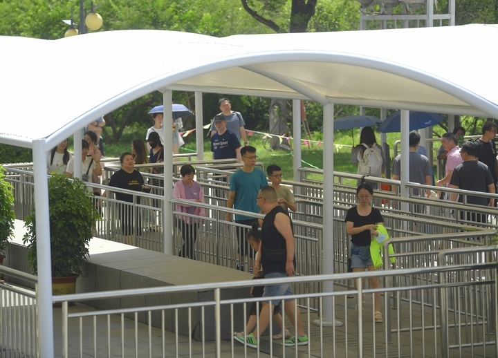 济南：省博风雨棚“上岗” 遮阳挡雨暖民心