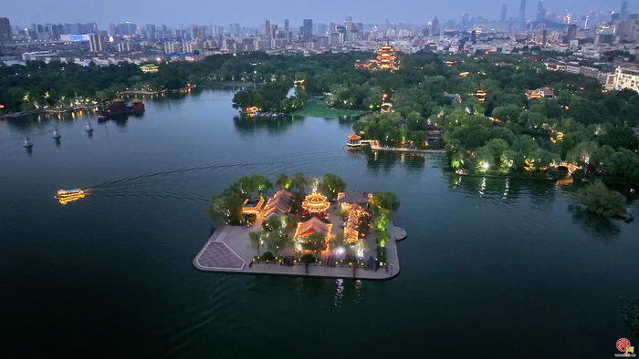 夜航大明湖 画船载梦归