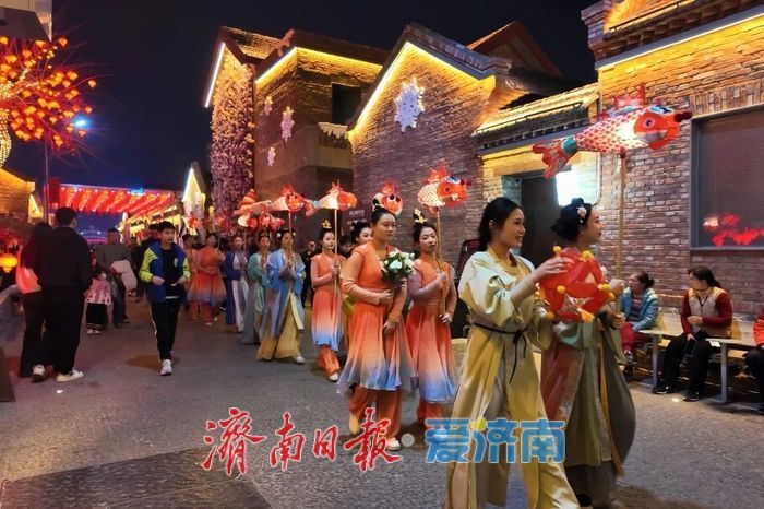 泉在济南过大年丨鱼灯映古街 迎财启新程——济南上新街“游龙·鱼灯”迎财夜巡亮灯仪式正式启幕