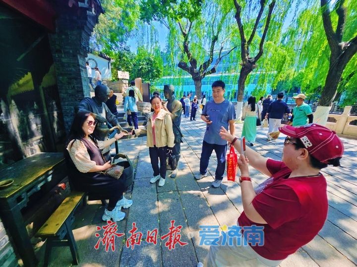 护城河畔铜韵流芳 雕塑群像镌刻城市记忆