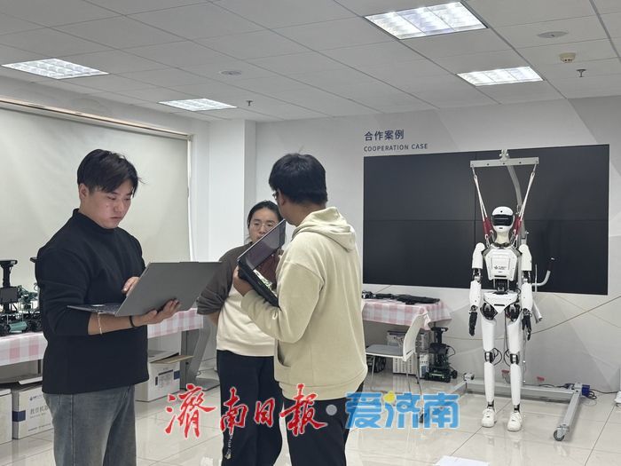 产业政策风起 人才候鸟“北归” 济南打造全国首个广泛应用的国产机器人操作系统