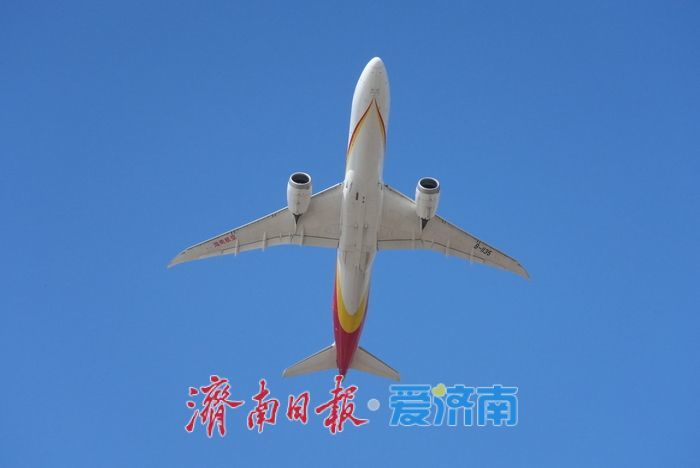 寻一个最美角度与飞机同框，市民“追机”热情高涨