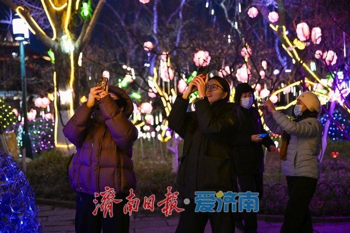 一年四季 泉在济南丨五龙潭花灯点亮泉城夜 市民游客争相打卡寻年味