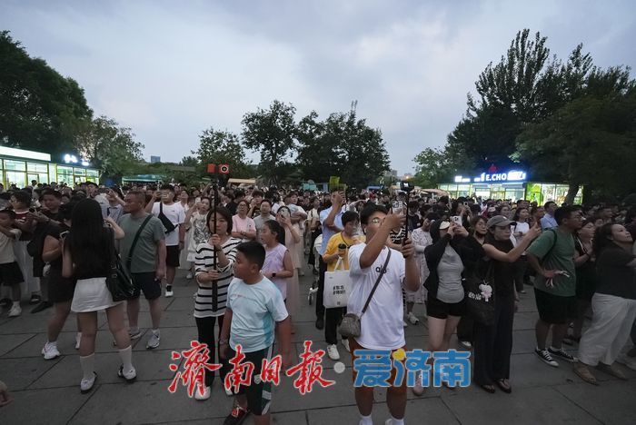 一年四季 泉在济南丨璀璨瞬间！超然楼亮灯“超燃”时刻 暑期打卡热度不减