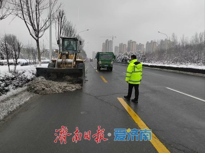 出动机械千余车次连夜奋战，历城持续攻坚清雪除冰