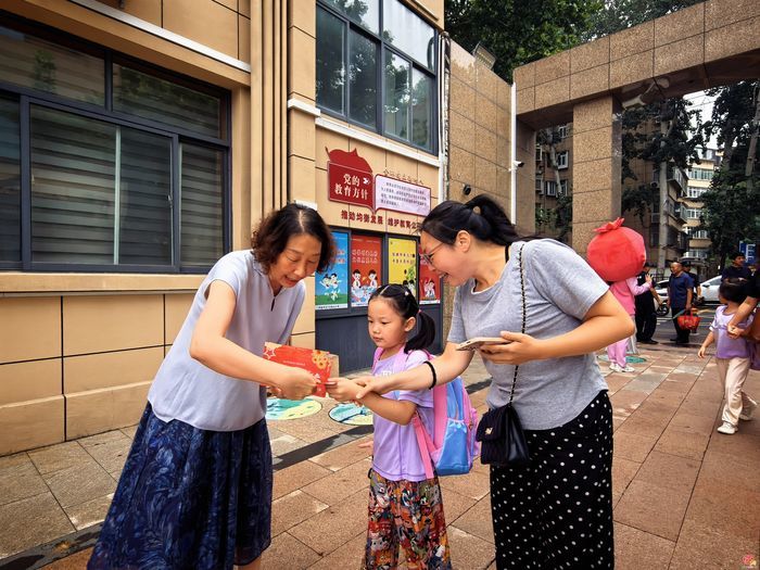 【你好 一年级】雏燕逐梦 红星启航 ——济南市历下区燕山小学举行2026级新生入学仪式