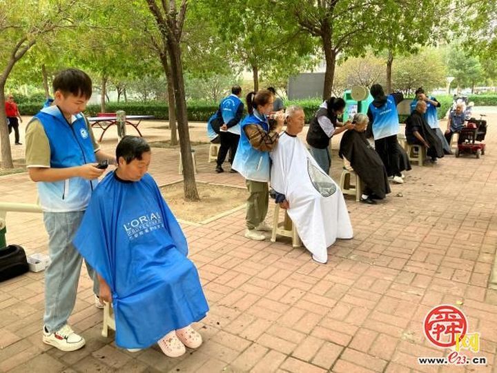 顺安社区有群“温暖小哥”  随叫随到帮残疾人邻居“搭把手”