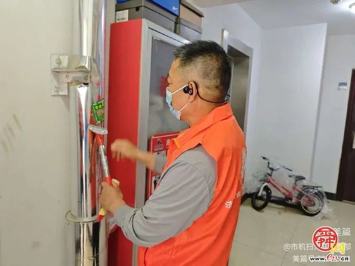 济南市机械化清扫大队走进梦世界社区开展环境整治志愿服务