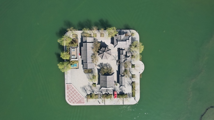 春光明媚 大明湖畔桃红柳绿 赏花正当时