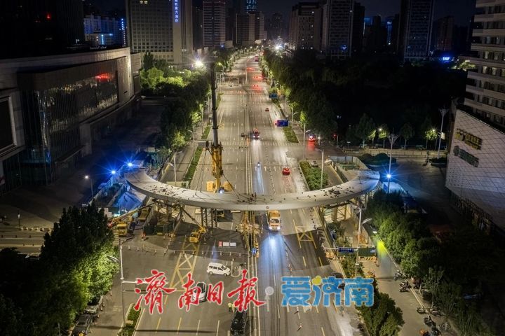 月牙环抱，映照繁华 高新区万达广场人行天桥主桥完成吊装
