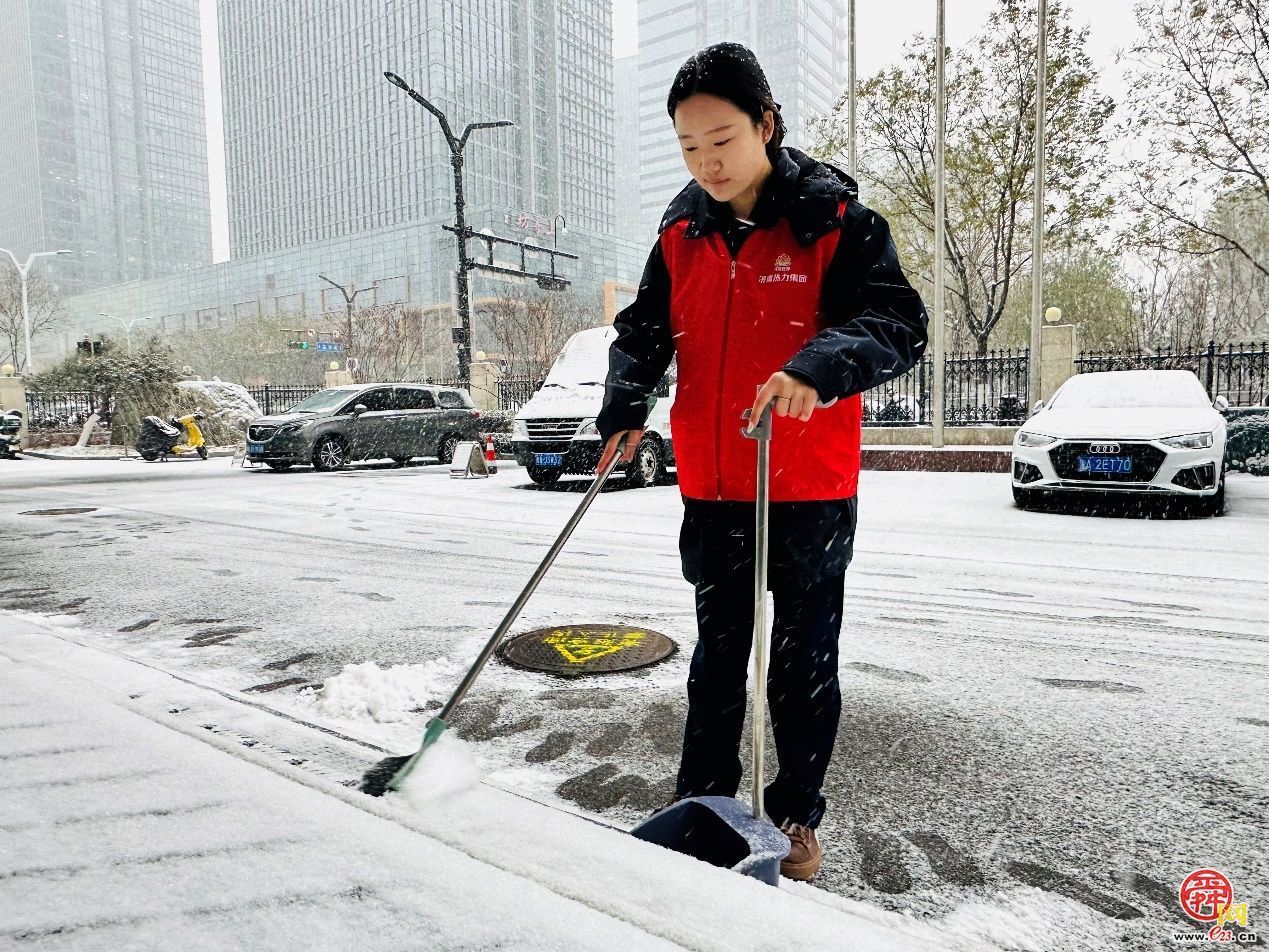 泉城首雪映担当 多方合力保通畅——济南市智管中心清雪除冰行动纪实