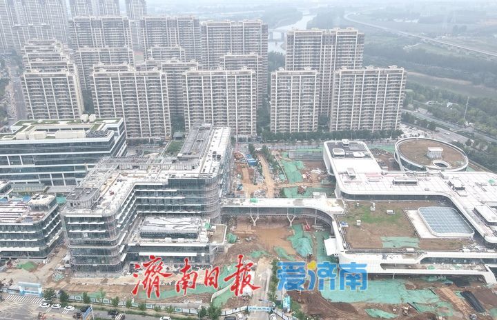 济南华山片区首座智慧化综合医院幕墙施工进入收尾阶段