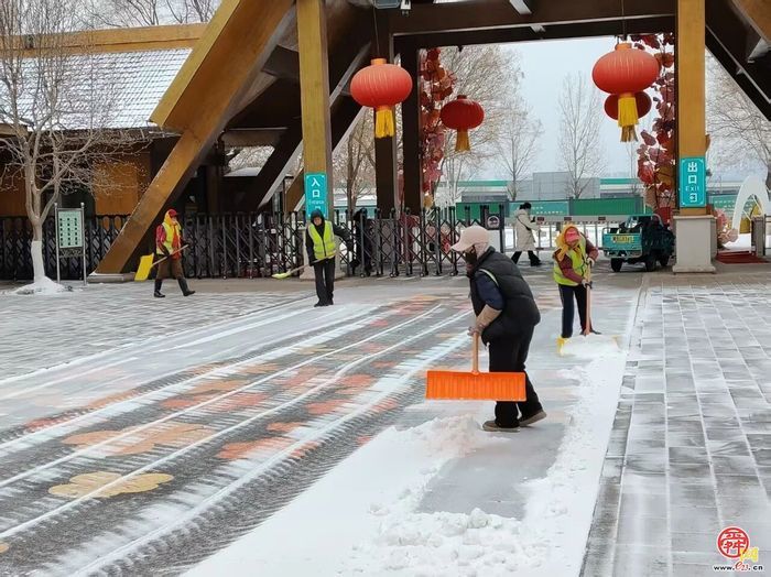雪落泉城暖守护 九园联动保畅通 —— 济南市公园发展服务中心高效开展首场降雪清雪除冰工作