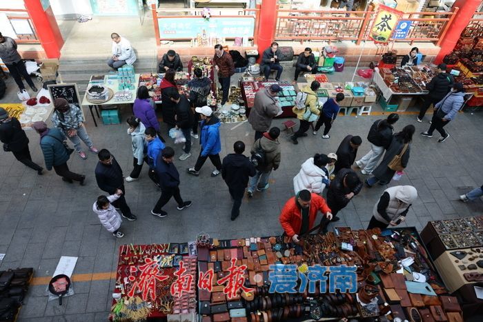 气温回升，济南英雄山文化市场热闹非凡