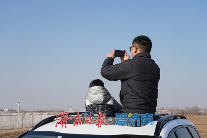 寻一个最美角度与飞机同框，市民“追机”热情高涨