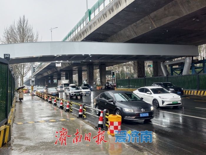 百花公园东门人行过街天桥主体横梁施工过半