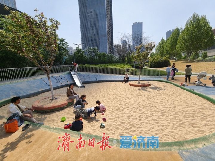 一年四季 泉在济南丨泉城春日好风光，市民绸带公园享惬意