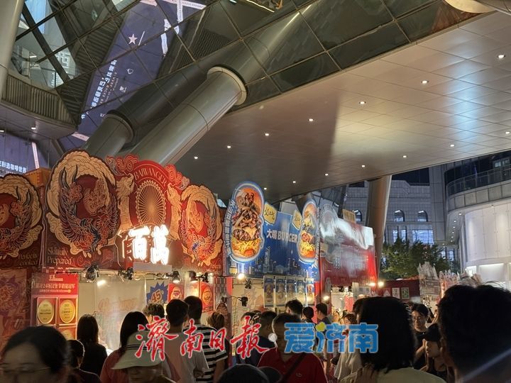 碳水狂欢点燃泉城消费热潮 济南恒隆广场汉堡节人潮涌动