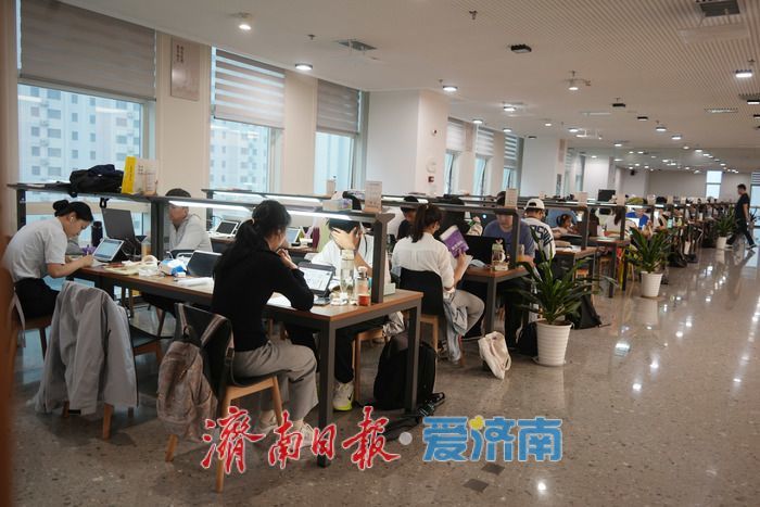 阴雨催热“图书馆游” 历下区图书馆国庆假期成市民“打卡地”​​