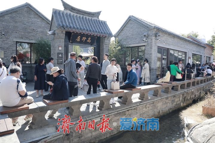 国庆赏游明府城 一巷泉韵醉金秋