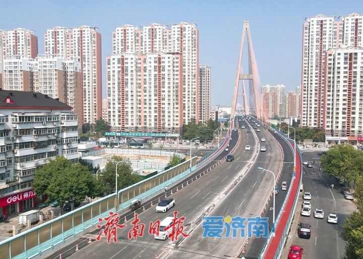 为行车安全加“锁”，济南纬六路高架路防撞护栏全面升级