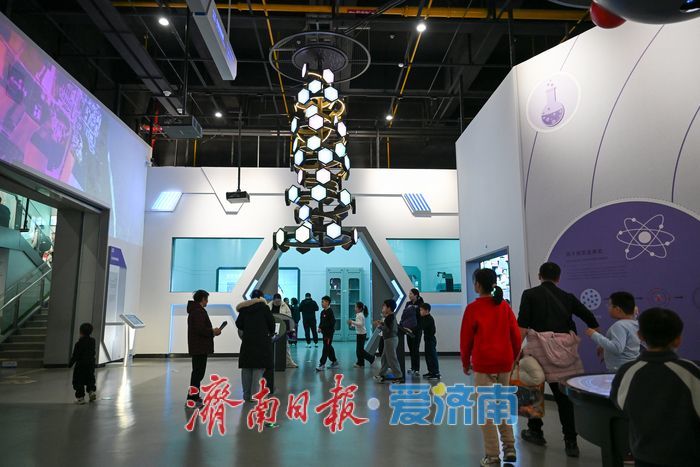 山东科技馆迎寒假参观热潮 家长携子乐享科学“最后一课”