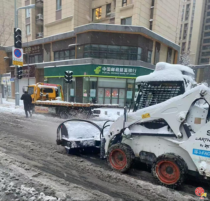 除雪破冰 鏖战寒潮——易通城服昼夜抢通“城市动脉”