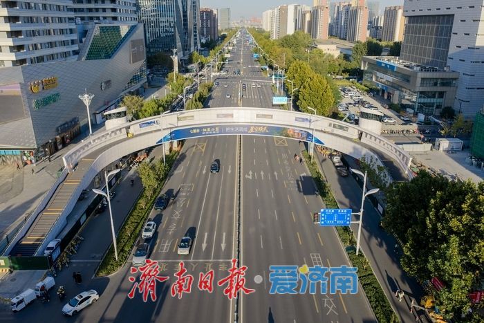 项目强省会｜“新月飞架”显风姿，高新区万达广场人行过街天桥进入收尾阶段