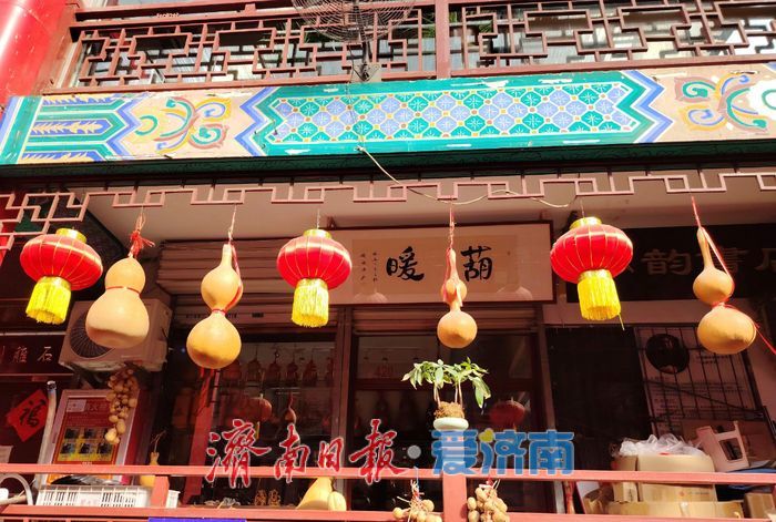 核桃配成对、葫芦待刻、虫鸣织网，济南英雄山脚下烟火气正腾腾
