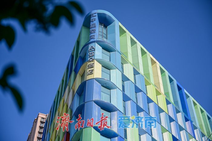 济南“彩虹艺术墙”点亮城市街角