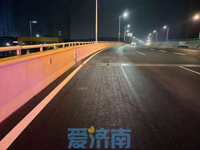 夜幕下，他们为济南高架路“洗刷刷”
