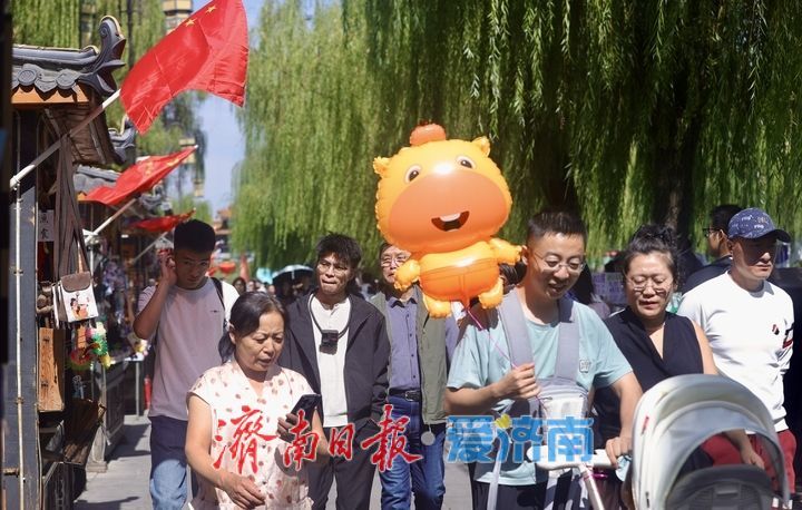 老街国旗飘，曲巷满国风