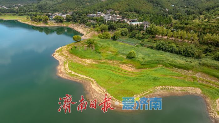 一年四季 泉在济南丨航拍锦绣川水库，“高山草甸”美景令人称赞